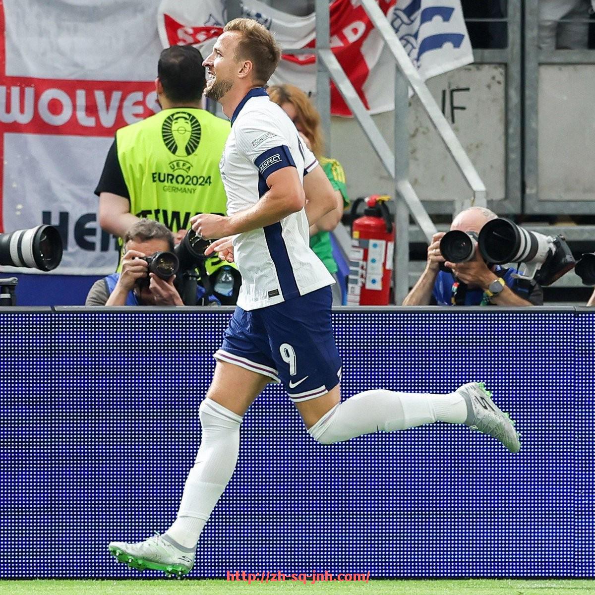 金年会体育-英超球员萨内最新赛季表现及进球集锦回顾